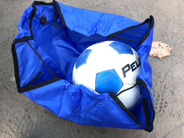【サッカーボールを入れる袋】ボールネットの入れ方に苦戦してる人は必見！