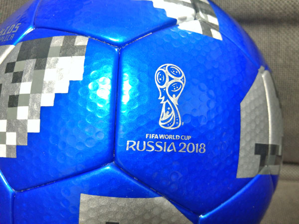 今買うならこれ！】子ども用サッカーボールはワールドカップ公式球 