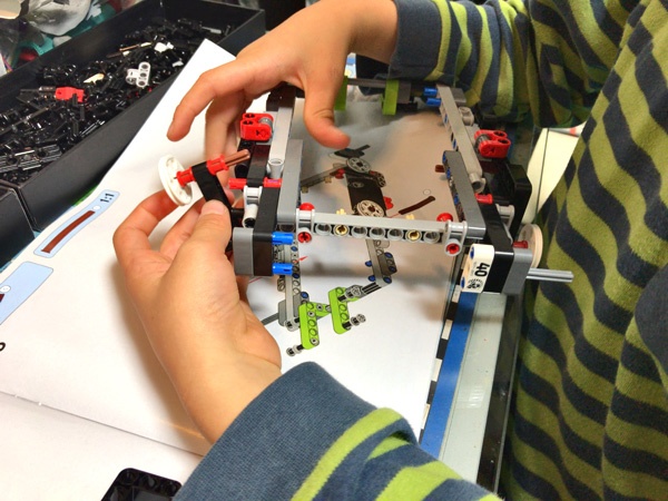 小学生が楽しめるレゴテクニックのラジコントラックレーサーの作成レポート