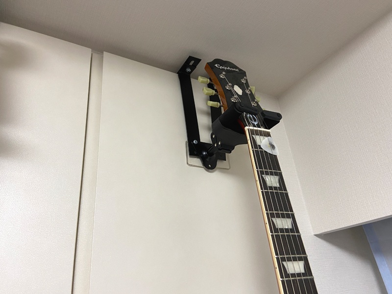 【賃貸でもOK】壁に穴を空けずに簡単にギターを吊るす方法（ドアフックを活用）